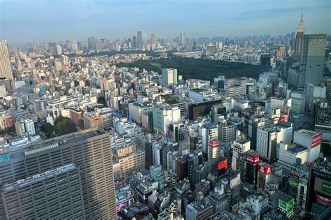 歌舞伎町タワー 駐車場 夜の迷宮を彷徨う光と影の交差点